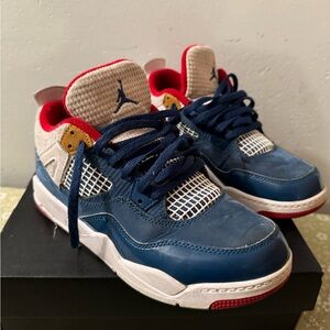 Jordan 4 Retro Grade school size 3 (equivalent to a women’s size 5).